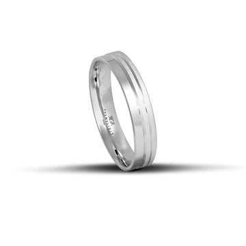 Λευκόχρυσες βέρες γάμου 4.5mm με λουστρέ φινίρισμα και διακριτικές γραμμές, χειροποίητης κατασκευής με ανατομικό σχεδιασμό.